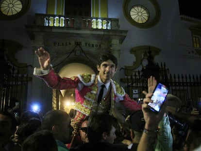 Sebastián Castella, a hombros por la Puerta del Príncipe de La Maestranza.