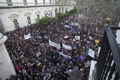 Ambiente durante la marcha en Sevilla en el Día Internacional de la Mujer.