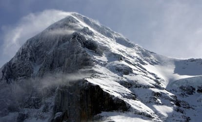 La ladera norte y oeste de la montaña Eiger en los Alpes suizos donde han fallecido los dos montañeros.