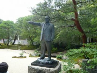 Estatua del señor Adachi, en los jardines de su museo