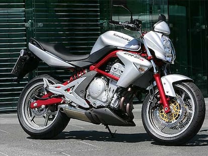 La nueva ER-6n de Kawasaki destaca por su diseño llamativo.
