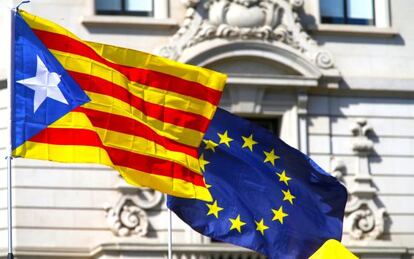 Una bandera estelada junto a una bandera de la Unión Europea.