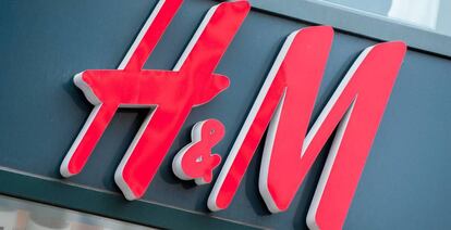 Logo de H&M en una de sus tiendas.