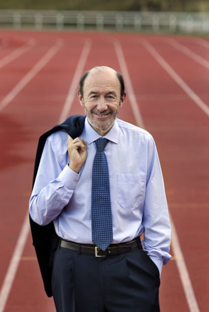 El vicepresidente Alfredo Pérez Rubalcaba, en una pista del INEF en Madrid.