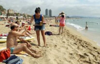 Turistas en la playa de la Barceloneta (Barcelona)