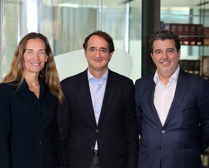 En la foto, de izq. a dcha.: Cristina Camarero, socia directora de Ontier España, Alfonso Trallero socio director y fundador Bufete Trallero, y Pedro Rodero, presidente ejecutivo de Ontier España.