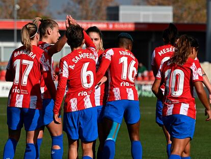 Las jugadoras del Atlético de Madrid femenino durante un partido contra el Betis.