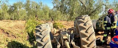 Un tractor volcado tras sufrir un accidente.