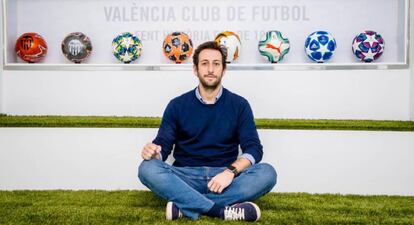 Franco Segarra, director de Innovación del Valencia CF en la sala que montaron el Mestalla para recibir a las jóvenes empresas con las que trabajan.