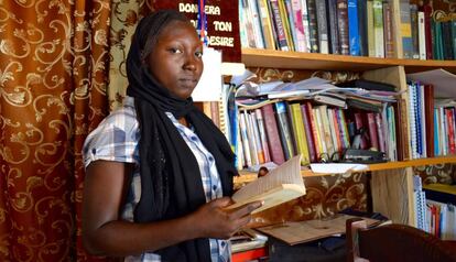 Blita Mariette Douka, que estudia segundo de Biología en la universidad de Maroua, en la casa en la que reside durante el curso en la capital. 
 
 