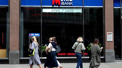 Varias personas pasan por delante de una oficina de Metro Bank, en Londres.