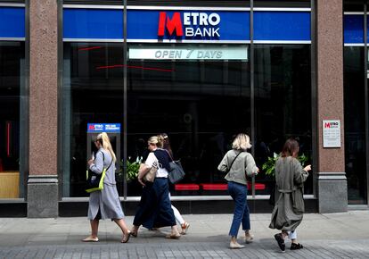 Varias personas pasan por delante de una oficina de Metro Bank, en Londres.