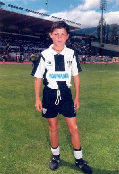 Cristiano Ronaldo con la equipación del Nacional de Madeira, donde jugó hasta los 14 años.