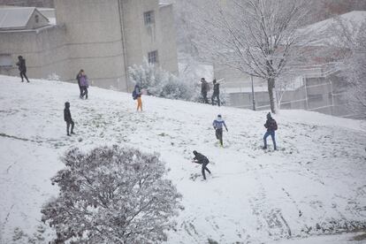 People playing with the snow in Cerro del Tío Pío Park on Thursday.