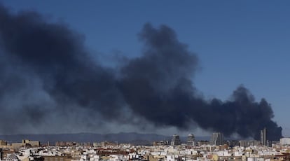 El siniestro, calificado como incendio industrial, ha ocurrido poco antes de las 9.30 horas en la calle Ciudad de Barcelona y ha producido una nube negra que es visible a varios kilómetros de distancia.