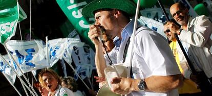 Manifestación de profesionales sanitarios, este martes en Sevilla.