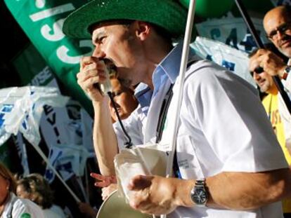 Manifestación de profesionales sanitarios, este martes en Sevilla.