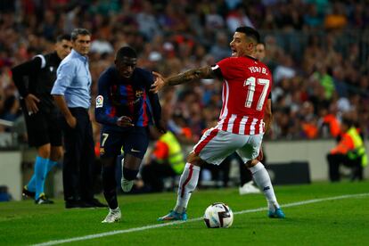 Dembelé se marcha de Yuri Berchiche en el Barcelona-Athletic de este domingo.