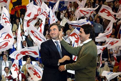 José María Aznar saluda a Ángel Acebes en el mitin de la plaza de toros de Vistalegre.