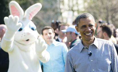 El presidente Barack Obama junto al conejo de Pascua en la Casa Blanca.