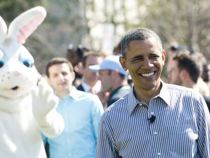 El presidente Barack Obama junto al conejo de Pascua en la Casa Blanca.