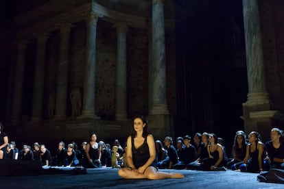 La actriz Aitana Sánchez-Gijón en la representación de 'Medea', en el Teatro Romano de Mérida. El escenario de referencia cuenta con un aforo de 3.300 localidades.