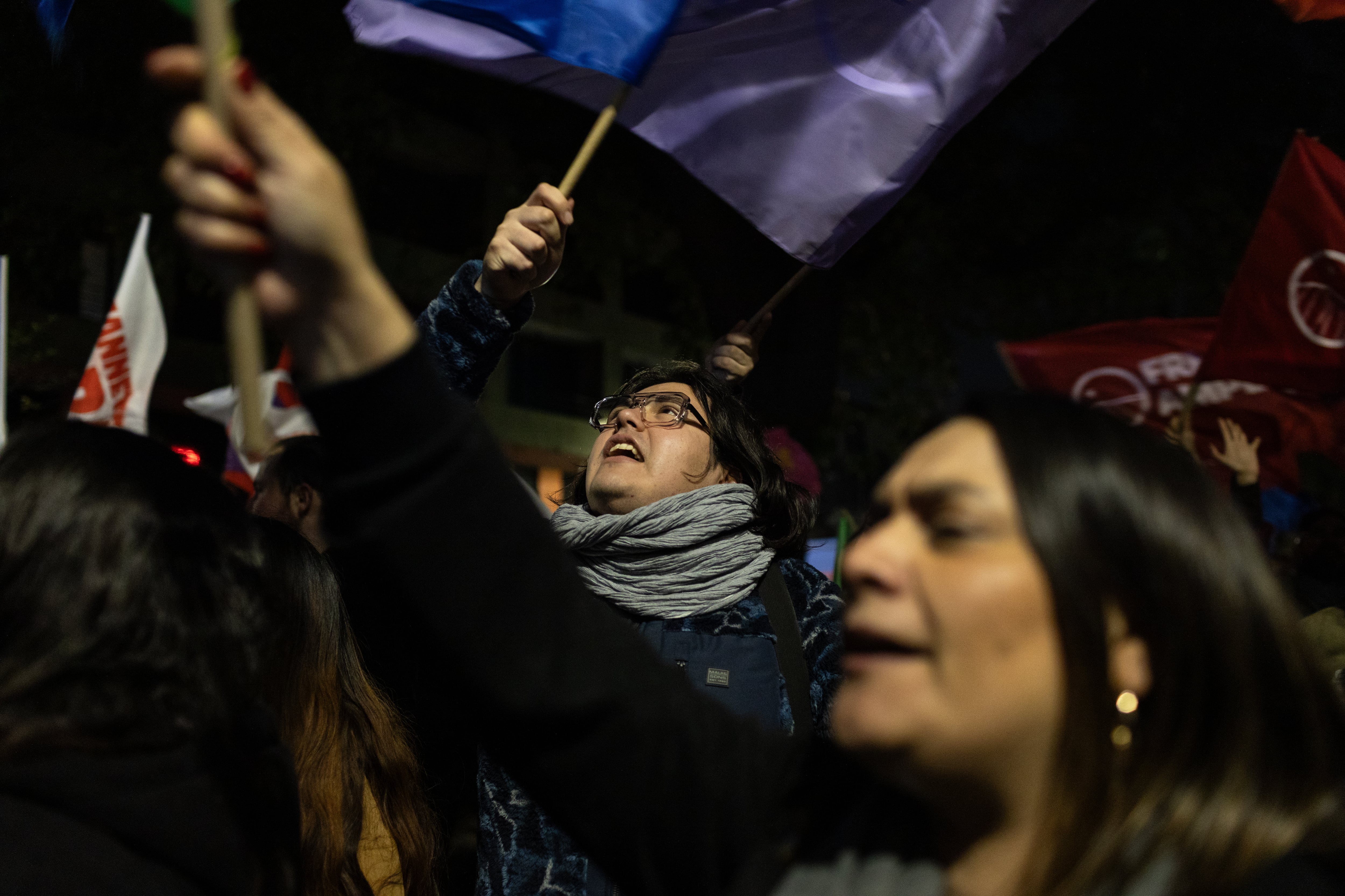 Votantes celebran el triunfo de Jeannette Jara al cierre de las elecciones primarias presidenciales.