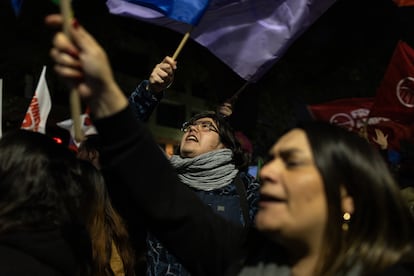 Votantes celebran el triunfo de Jeannette Jara al cierre de las elecciones primarias presidenciales.