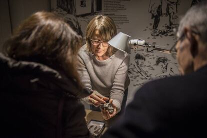 Ursula Wierer observa los objetos hallados junto al Hombre de Hielo en el macizo de Ötztal.