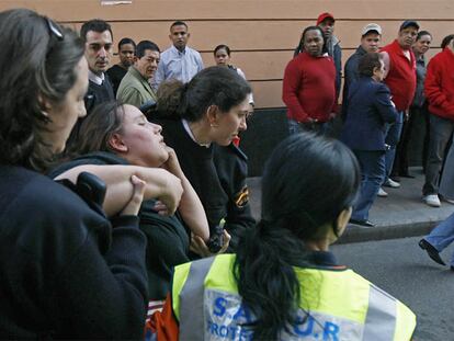 Un hombre con orden de alejamiento acuchilla a su esposa en la calle