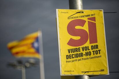 Un cartel en favor del referéndum de independencia de Cataluña y una estelada.