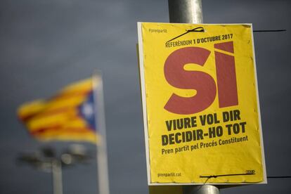 Un cartel en favor del refer&eacute;ndum de independencia de Catalu&ntilde;a y una estelada. 