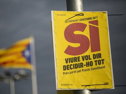 Un cartel en favor del refer&eacute;ndum de independencia de Catalu&ntilde;a y una estelada. 