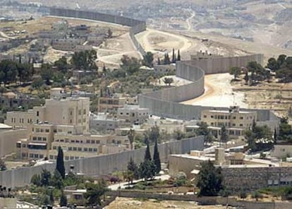 Vista del muro de separación a su paso por Abu Dis, en Jerusalén Este.