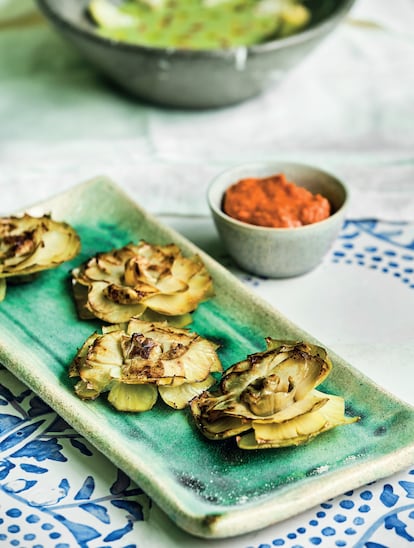 Plato de alcachofas con salsa romesco, de Joan Roca. Imagen proporcionada por Planeta Gastro.