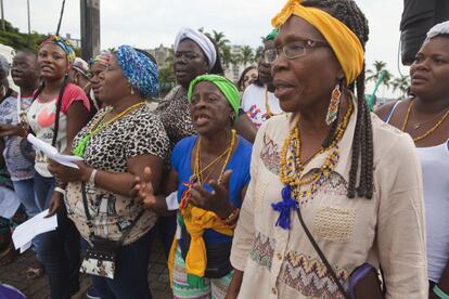 Mujeres de la región del Chocó cantán alabaos durante una parada de la Ruta Pacífica ayer en su viaje a Popayán, Cauca.