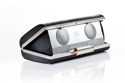 Jóvenes fashionistas del mundo, con este mini clutch podréis iros con la música (y el estilo) a otra parte. El Stelle Speaker es un altavoz inalámbrico con hasta 15 horas de batería, conexión Bluetooth y tres colores distintos (150 euros).