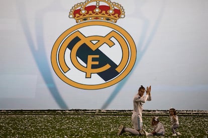 Gareth Bale celebra la victoria en el Santiago Bernabéu.