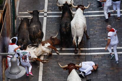 Uno de los cabestros cae al suelo en la entrada de la calle Estafeta.