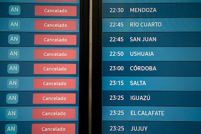 Los vuelos cancelados en el Aeroparque Jorge Newbery, debido al paro.