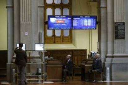 Monitor en la bolsa de Madrid que muestra, entre otras, la prima de riesgo de España. EFE/Archivo