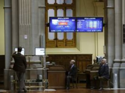 Monitor en la bolsa de Madrid que muestra, entre otras, la prima de riesgo de España. EFE/Archivo