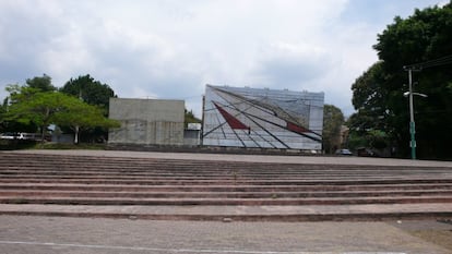 La plaza Siqueiros en una imagen de 2010, que pertenece al archivo de la arquitecta Frida Escobedo. Antes de iniciar el proyecto de remodelación, Escobedo tomó una seria de fotografías muy exhaustiva para analizar el estatus del edificio y los murales tanto a nivel compositivo como estructural para poder generar su intervención.