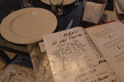 Un menú de un restaurante de Constitución retoma la frase "no hay plata" del presidente Javier Milei, durante el paro nacional en Buenos Aires.