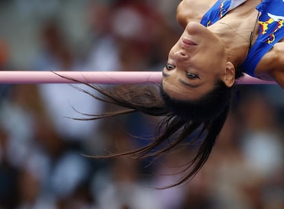 Daniela Stanciu de Rumania, durante la fase de clasificicación de salto de altura en el Estadio de Francia en Saint-Denis. 