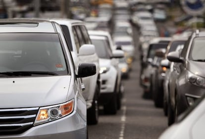 Vehículos transitan en la Ciudad de Panamá.