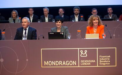 El presidente del grupo Mondragón, Iñigo Ucín (izquierda), durante el congreso celebrado este martes en San Sebastián.