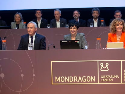 El presidente del grupo Mondragón, Iñigo Ucín (izquierda), durante el congreso celebrado este martes en San Sebastián.