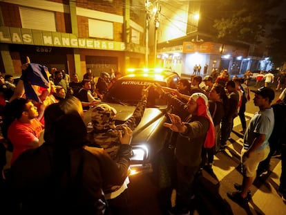 Seguidores del excandidato presidencial Paraguayo Cubas atacan un coche de la policía durante una protesta en Asunción contra el resultado electoral, el 1 de mayo de 2023.