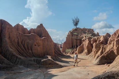 John Moreno, guía turístico de la Tatacoa, camina por el Laberinto del Cusco, en Huila, el 6 de noviembre de 2024.